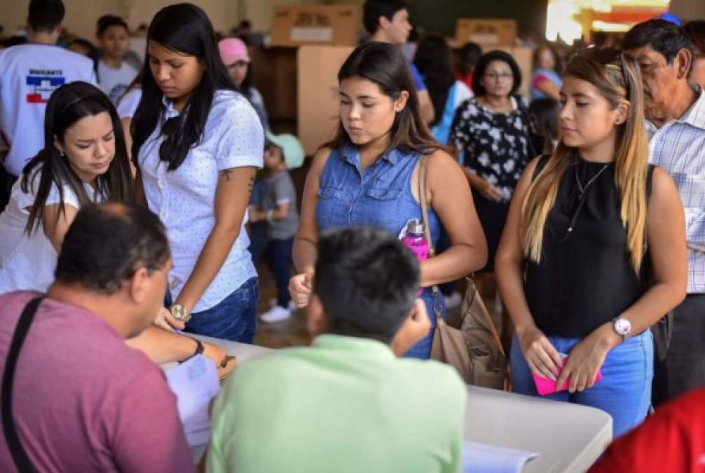 Inicia el conteo de votos en la elección presidencial de El Salvador