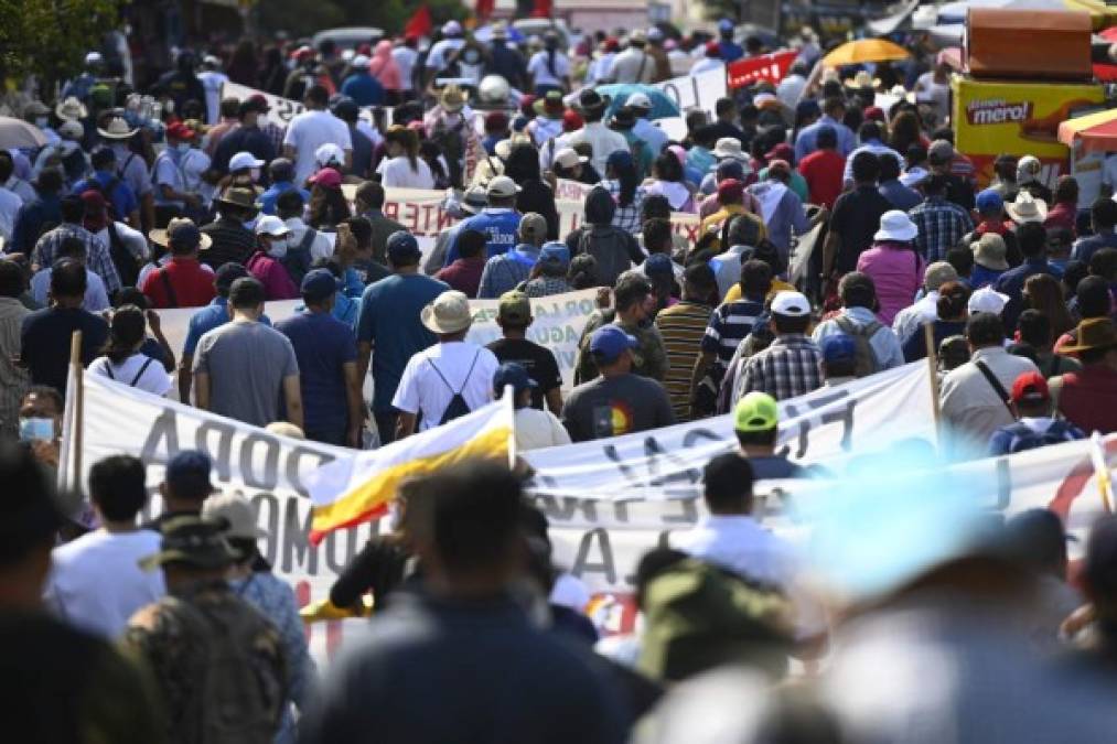 Miles de salvadoreños en las calles manifestándose en contra de la corrupción