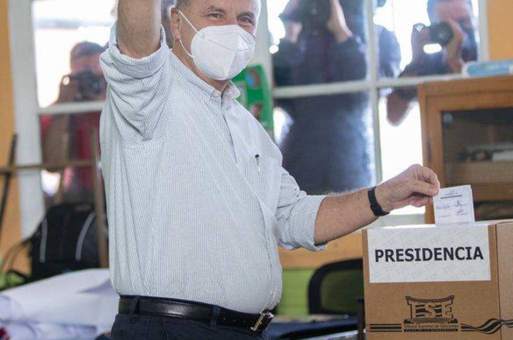 Costa Rica elige en balotaje a un presidente que enfrente la pobreza y el desempleo