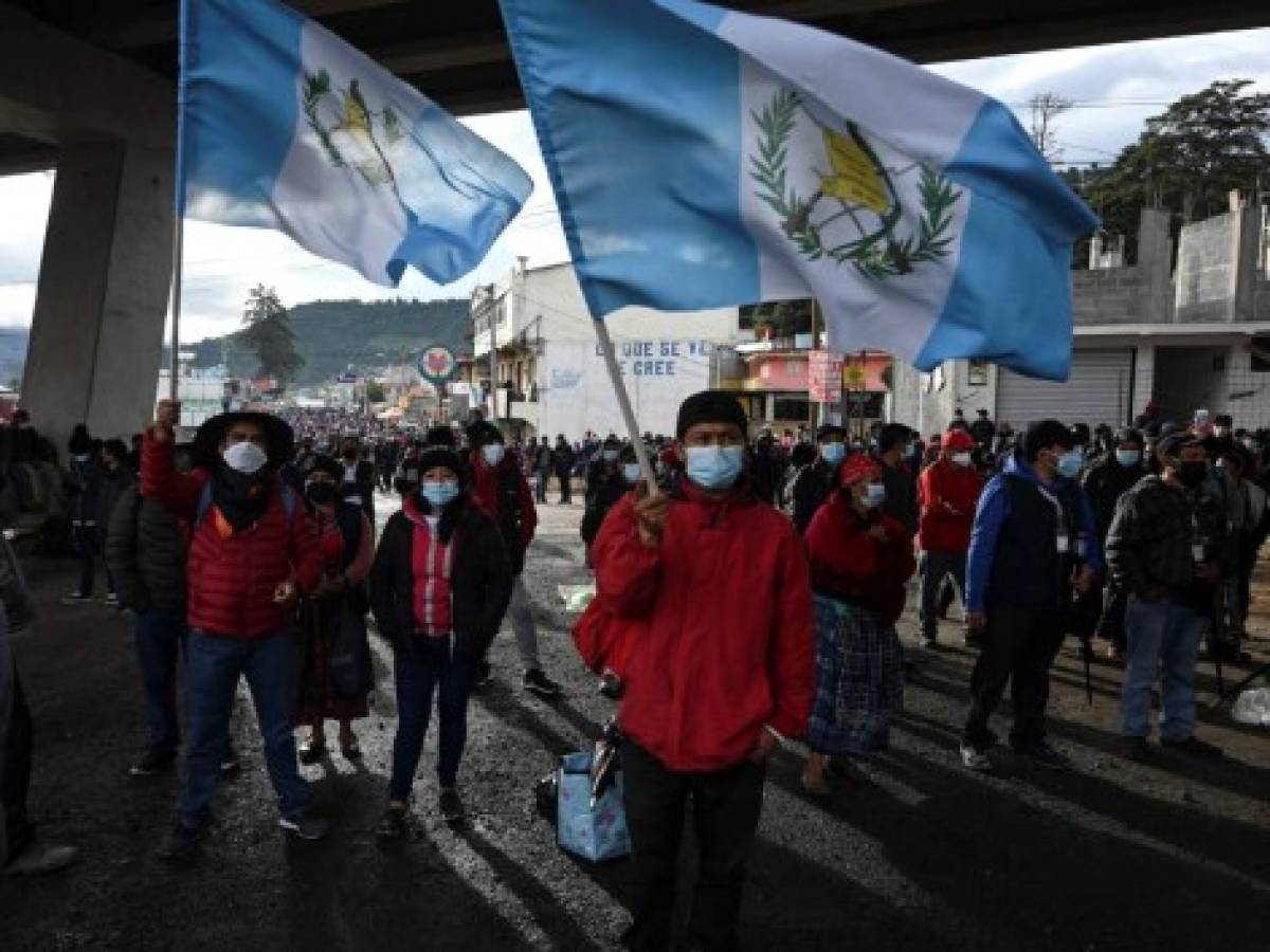 Guatemaltecos bloquean rutas exigiendo renuncia de Giammattei y la fiscal Porras