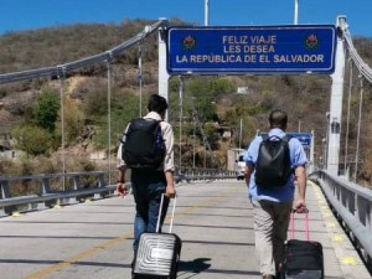 Según Migración y Extranjería, 'un 60 % de los salvadoreños que intentó ingresar por Las Chinamas decidió regresar a Guatemala, el otro 40 % estaría ingresando al país a cumplir una cuarentena de 30 días'.