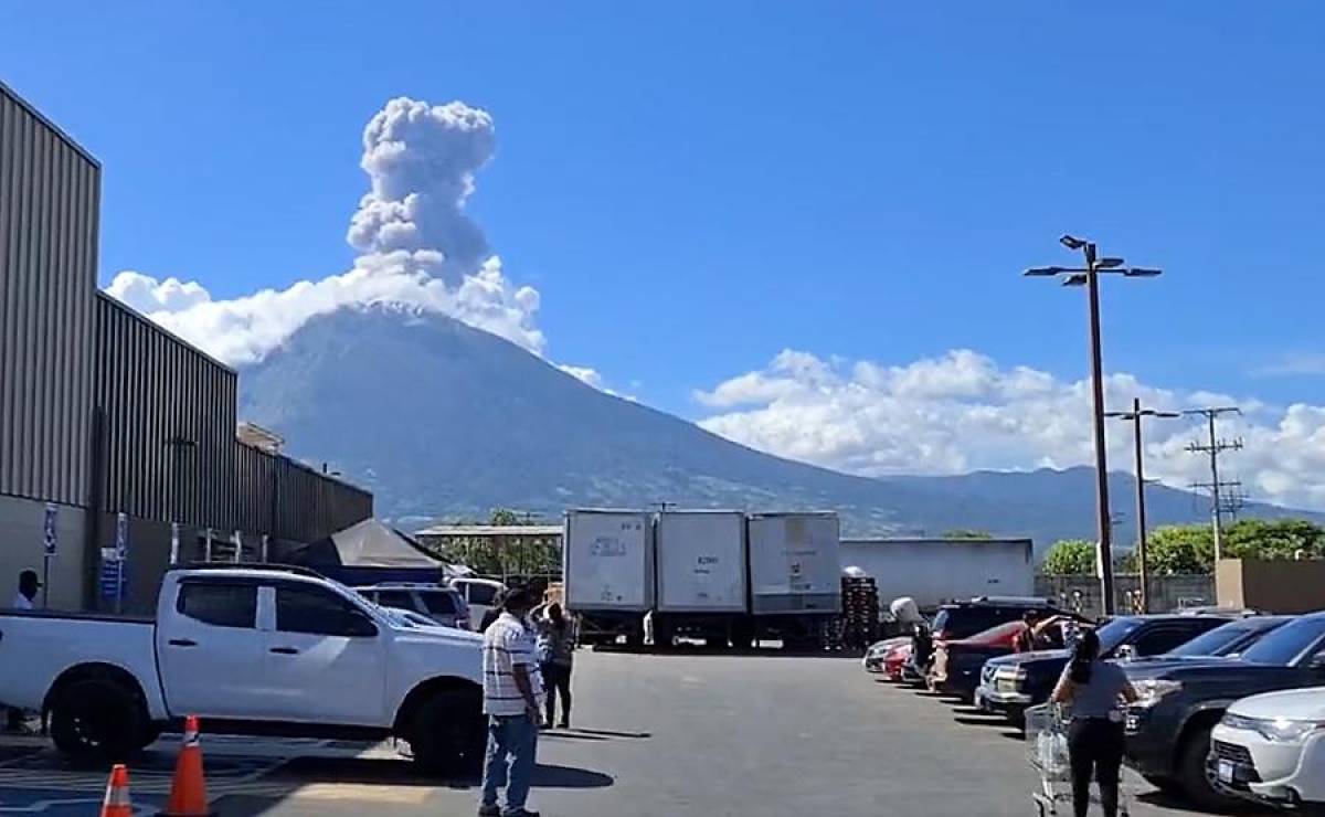 Volcán en El Salvador registra una fuerte explosión