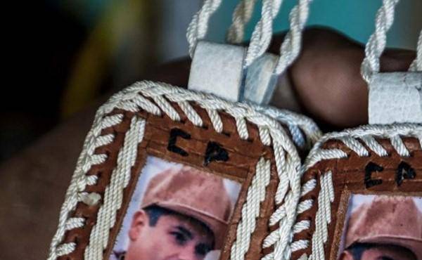 <i>Colgantes con la imagen del narcotraficante mexicano Joaquín El Chapo Guzmán se exhiben para la venta en la capilla narcosanto Jesús Malverde en Culiacán, estado de Sinaloa, en el noroeste de México, el 19 de febrero de 2018. FOTO RASHIDE FRÍAS / AFP</i>