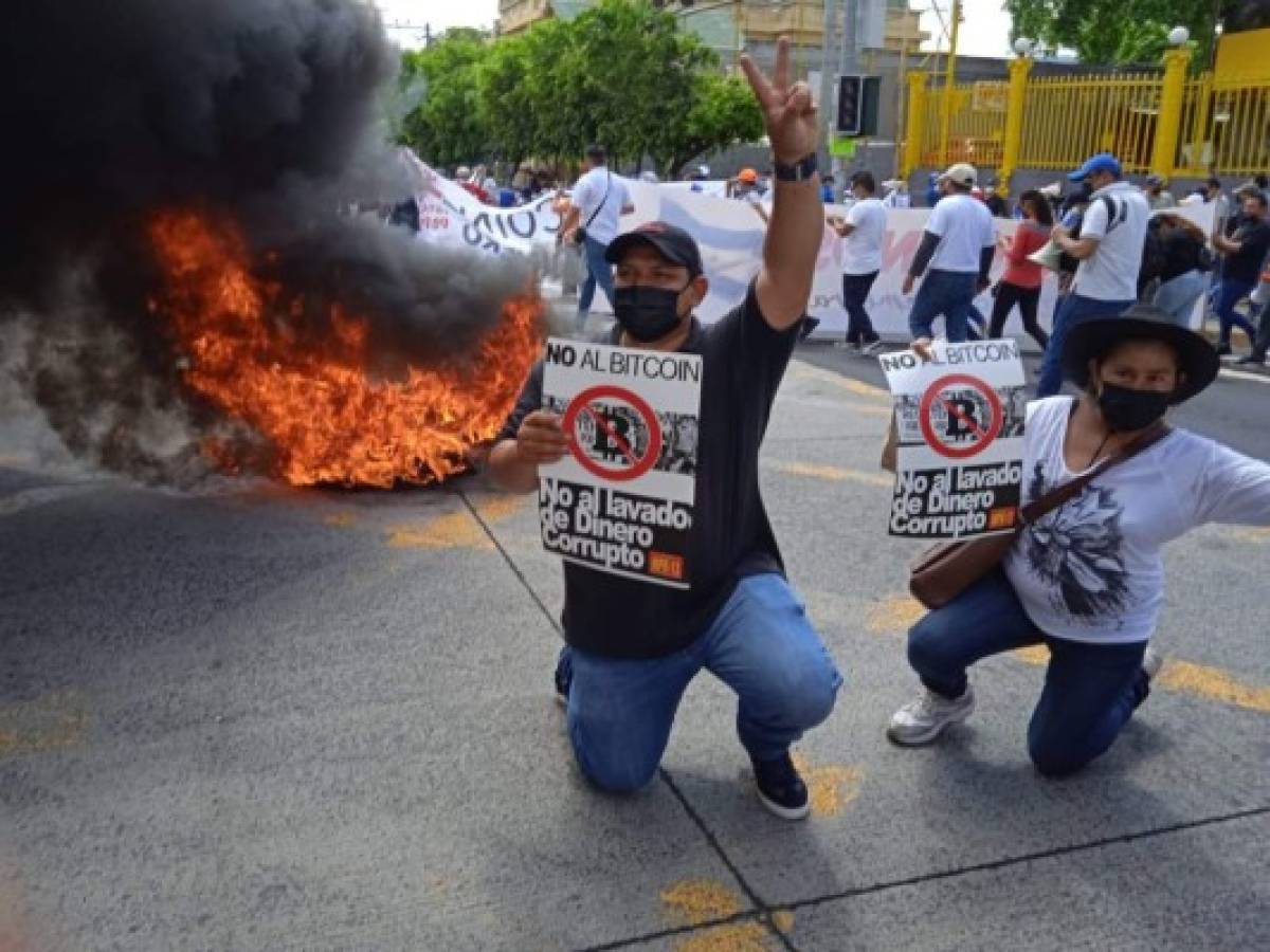 Salvadoreños salen a las calles en contra de la reelección de Nayib Bukele