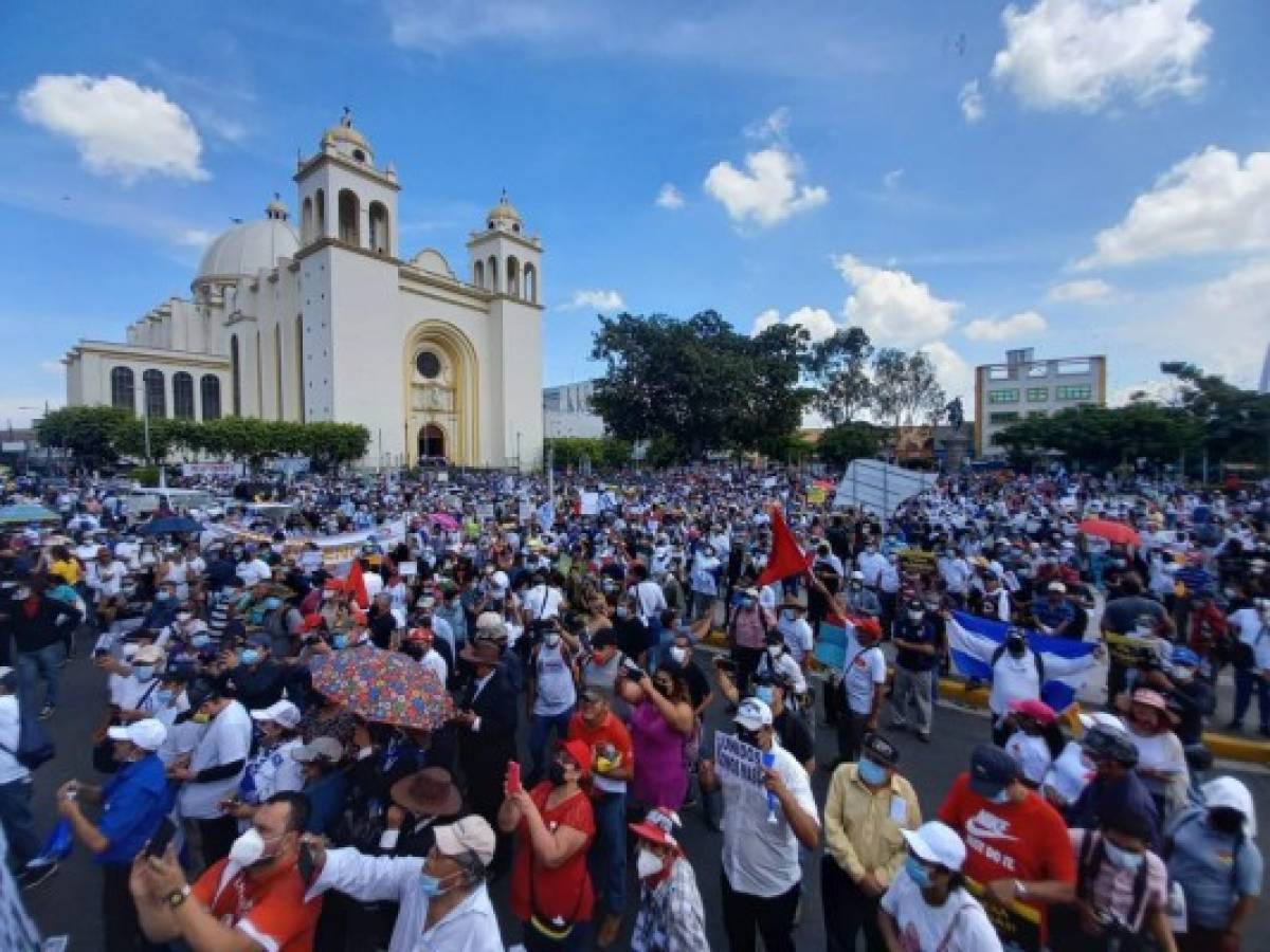 El Salvador: Miles protestan contra las políticas de Bukele