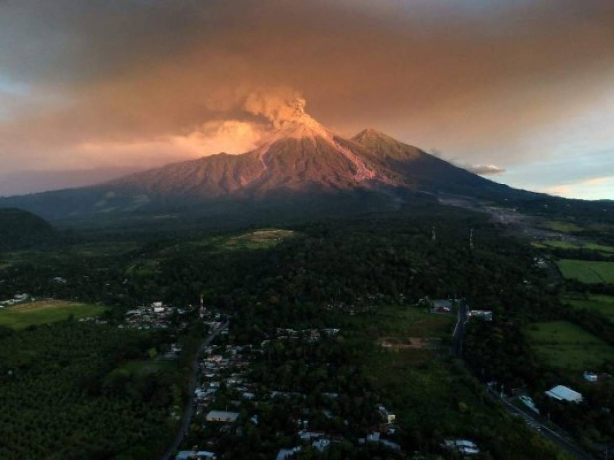 El volcán, de 3.763 metros de altura y ubicado 35 km al suroeste de Ciudad de Guatemala, inició la mañana del domingo su quinto ciclo eruptivo en lo que va del año.
