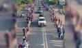 <i>En redes sociales se viralizó un video en el que se ve a un convoy de presuntos sicarios del Cártel de Sinaloa desfilar en un municipio de Chiapas. FOTO REDES SOCIALES</i>