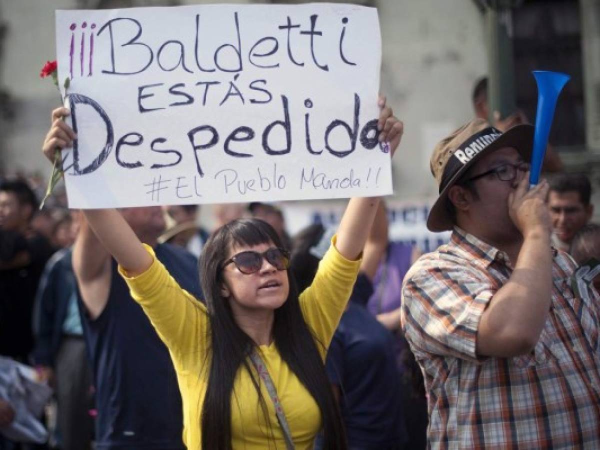 Guatemaltecos piden renuncia de Presidente y Vicepresidenta por corrupción