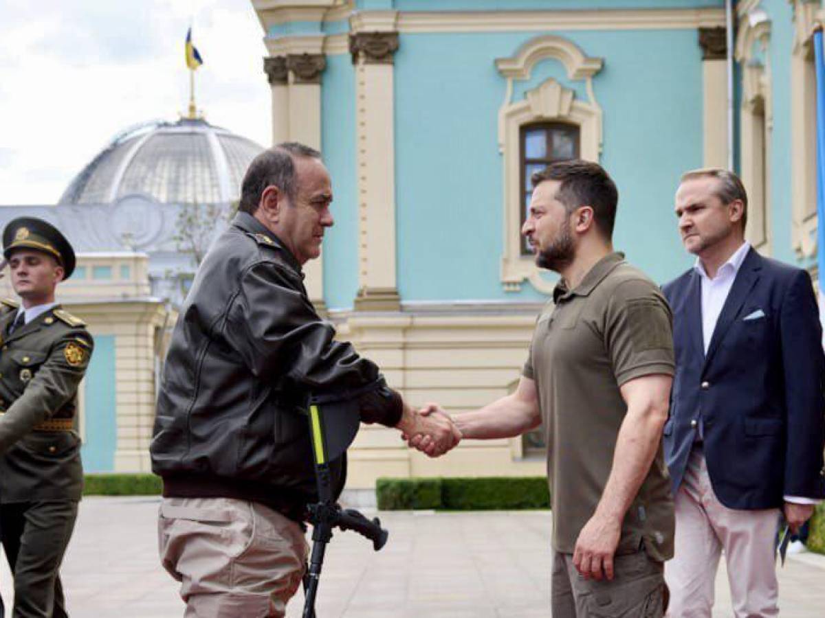 Presidente de Guatemala visita Ucrania para conocer daños de la invasión rusa