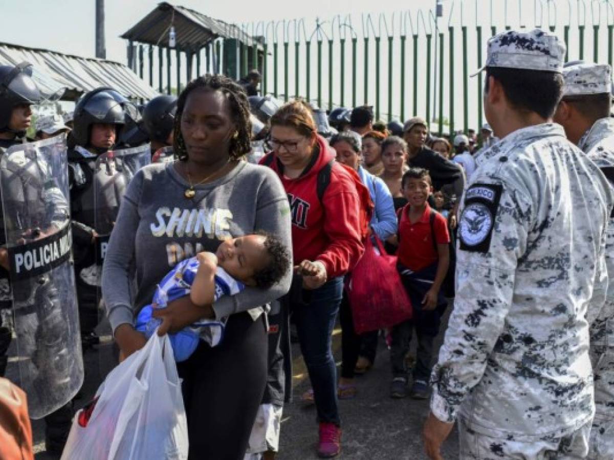 México ofrece 'oportunidades' a caravana migrante y EE.UU. los advierte