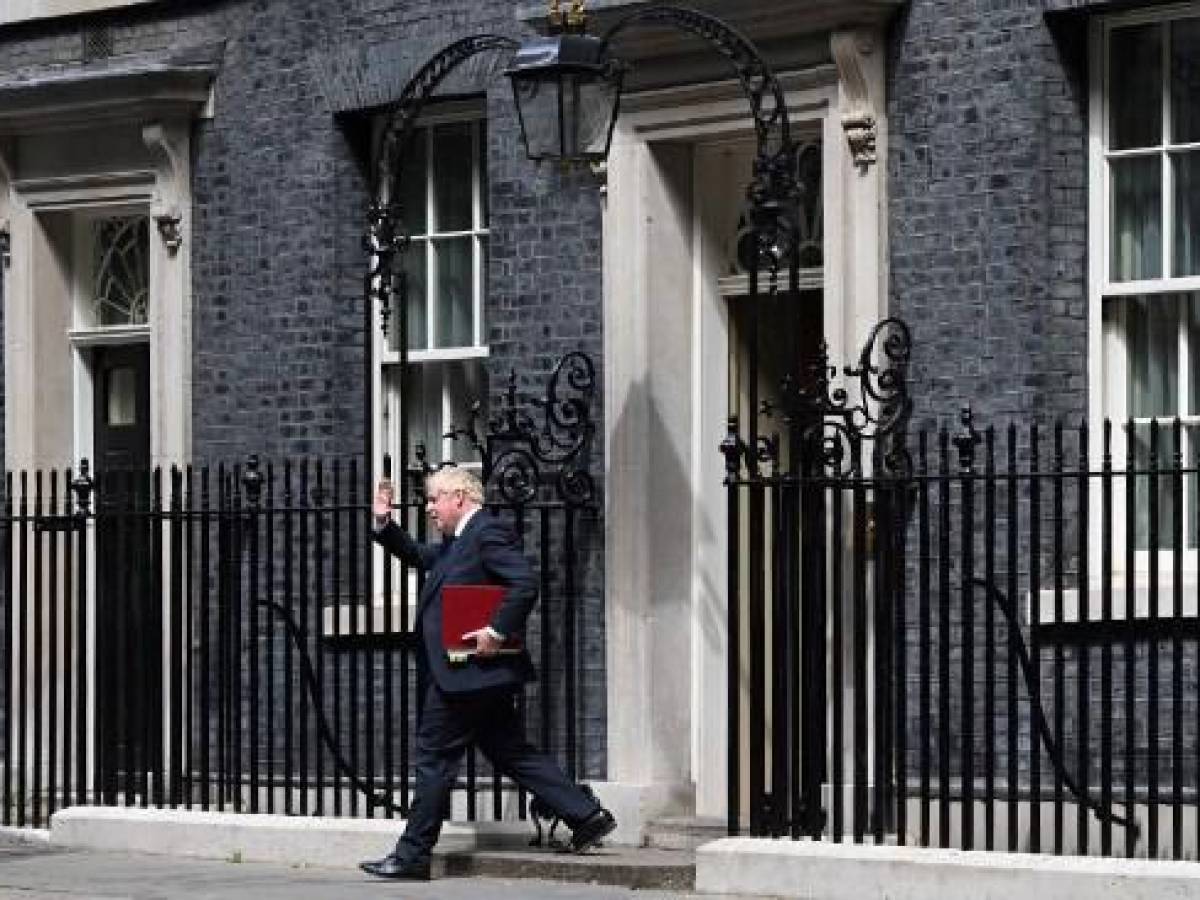 Boris Johnson dimite como líder conservador pero seguirá en el poder hasta que se nombre a su sucesor