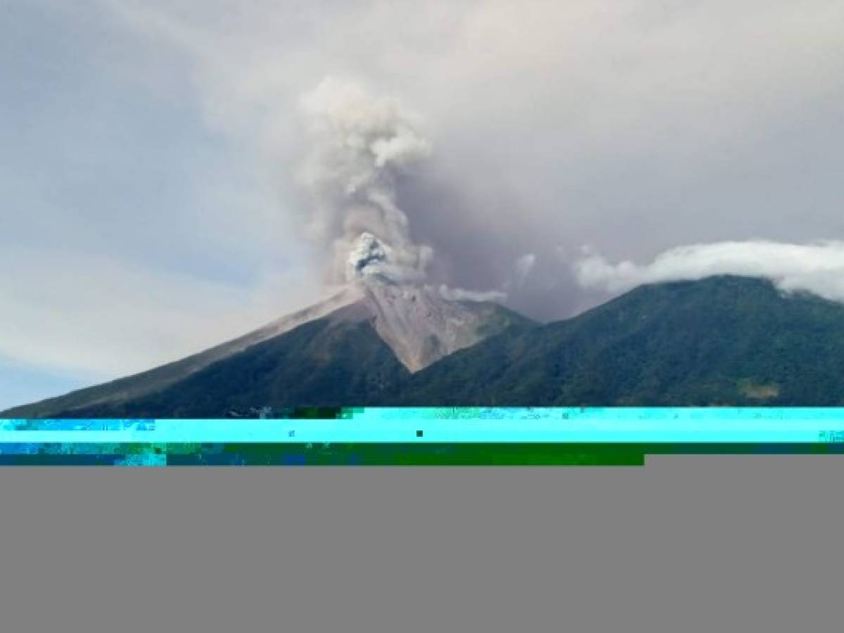 El Volcán de Fuego expulsó columnas de lava de unos 500 metros sobre el cráter con descensos de flujos piroclásticos, una mezcla de gases, ceniza y rocas ardientes, en barrancos del oeste del macizo.