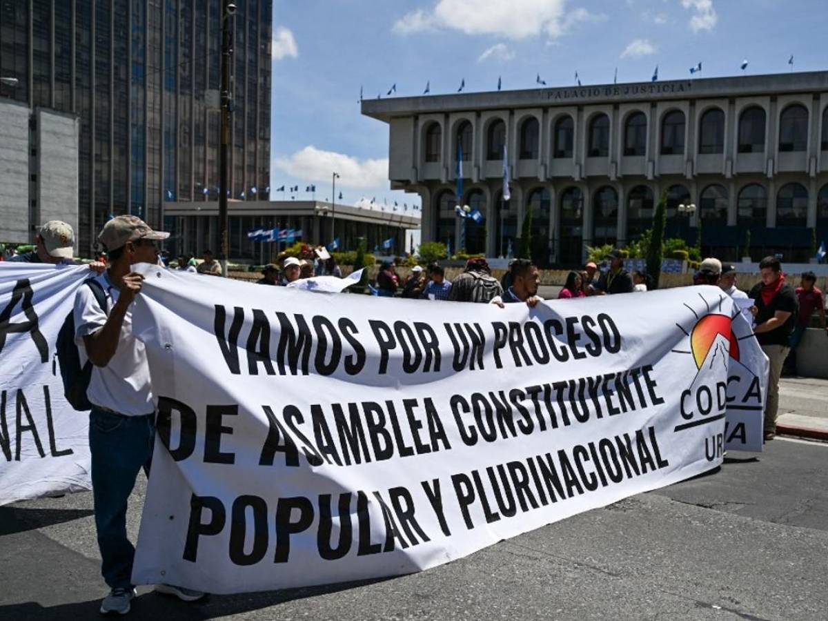 Guatemaltecos se toman las calles para exigir la renuncia de fiscal