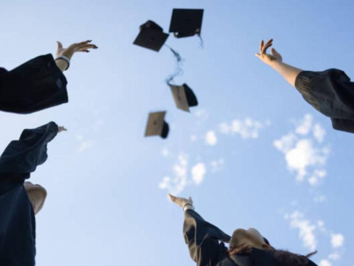EEUU: Graduados universitarios que siguen con deudas estudiantiles obtendrán alivio de US$10.000