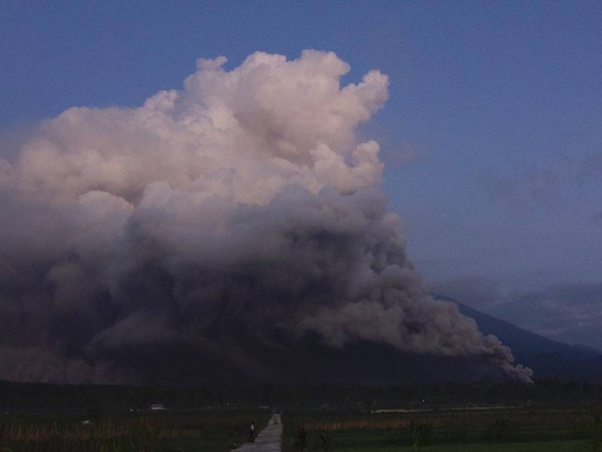 Indonesia evacúa a cerca de 2.000 personas por erupción del volcán del Monte Semeru