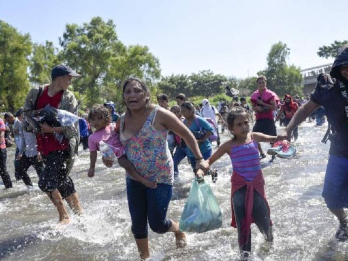 Los migrantes de la llamada caravana 2020 en la que también viajan familias completas con niños pequeños, se concentraron desde la madrugada en la aduana de Guatemala en la ciudad Tecún Umán (suroeste). Foto / AFP.
