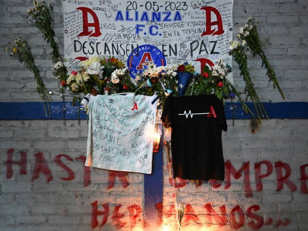 Sobreventa, falta de seguridad y frustración de aficionados, entre posibles causas de la tragedia en estadio en El Salvador