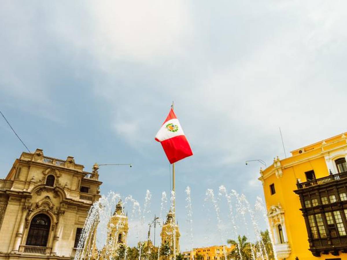 Moody’s baja la perspectiva de Perú a negativa por crisis política