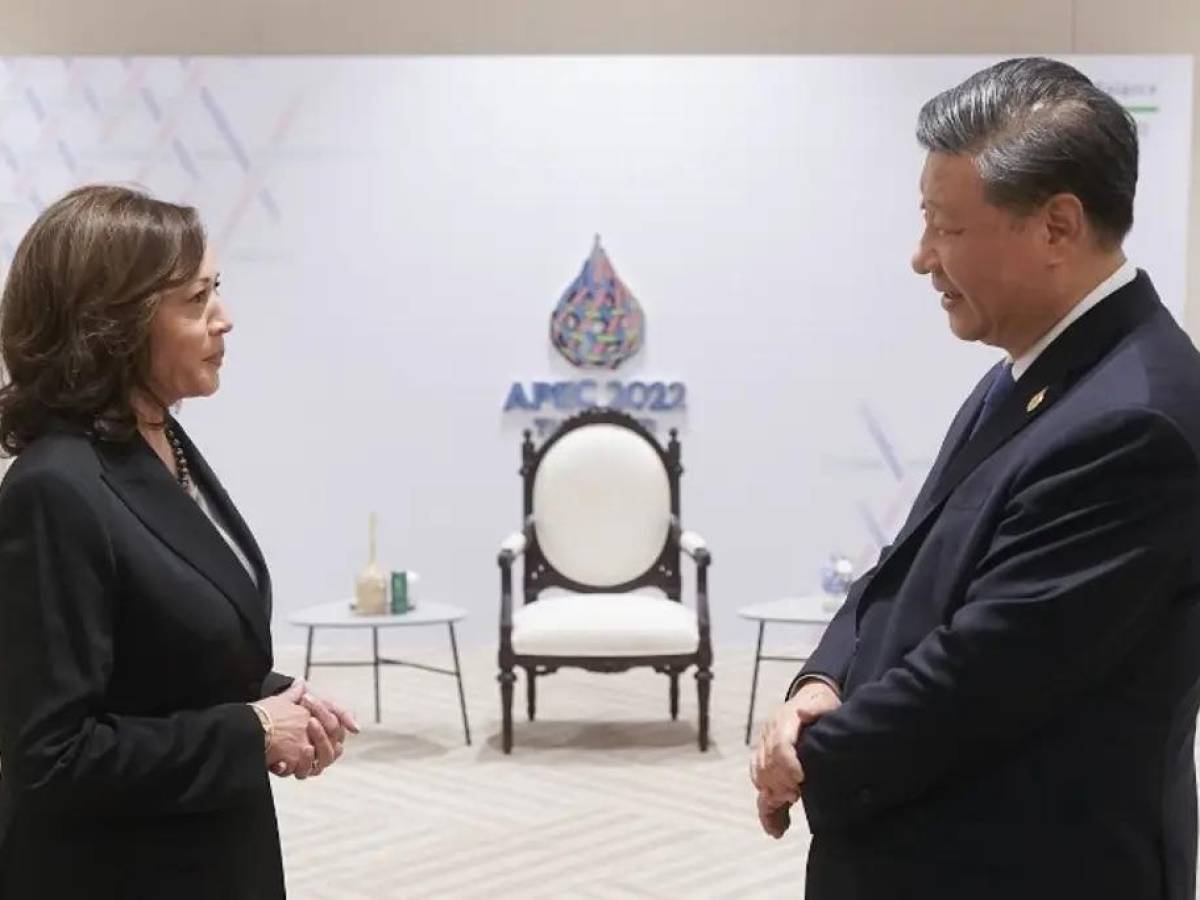 Kamala Harris se reúne con Xi Jinping y pide comunicación abierta entre EEUU y China
