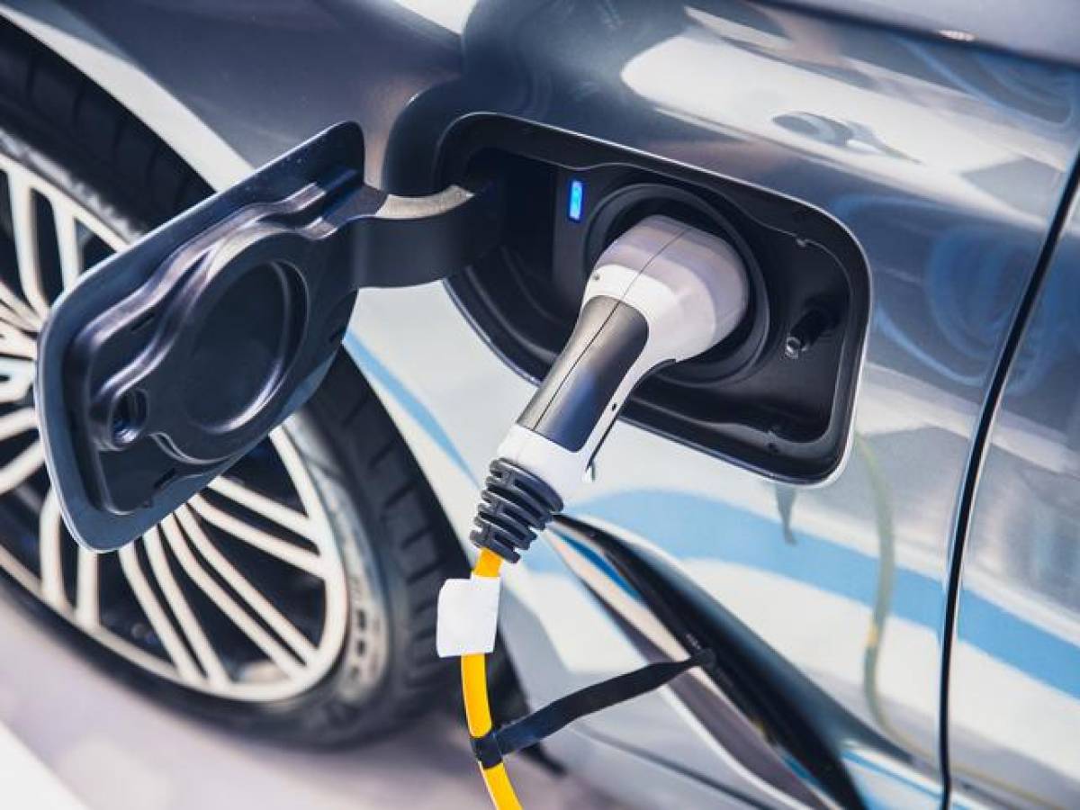 Los vehículos eléctricos podrían alcanzar el 55 % de las ventas para 2030