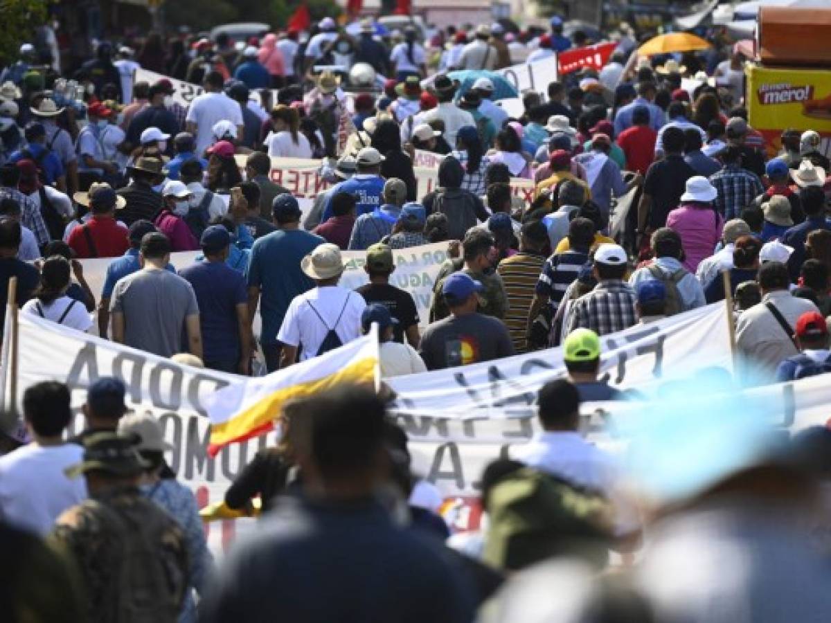 Miles de salvadoreños en las calles manifestándose en contra de la corrupción