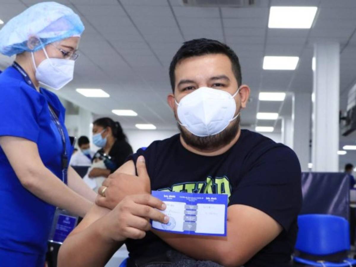 El Salvador habilita vacunación para extranjeros