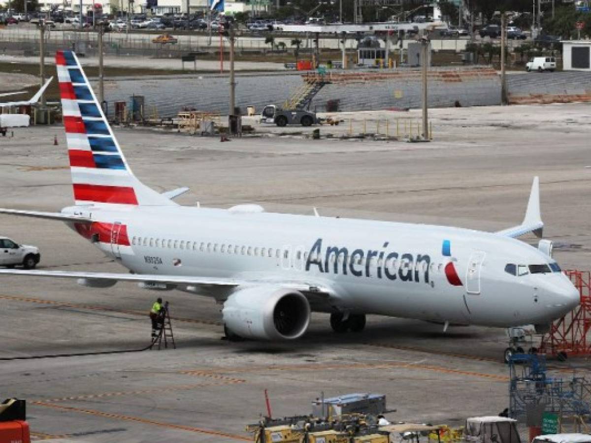 American Airlines llena sus aviones y genera críticas