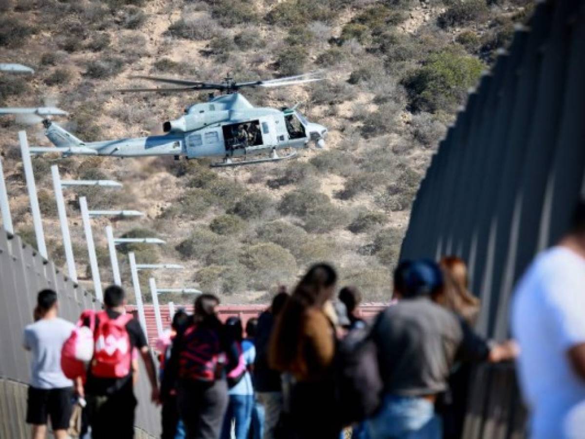 Migrantes bloquean un puente entre México y Estados Unidos