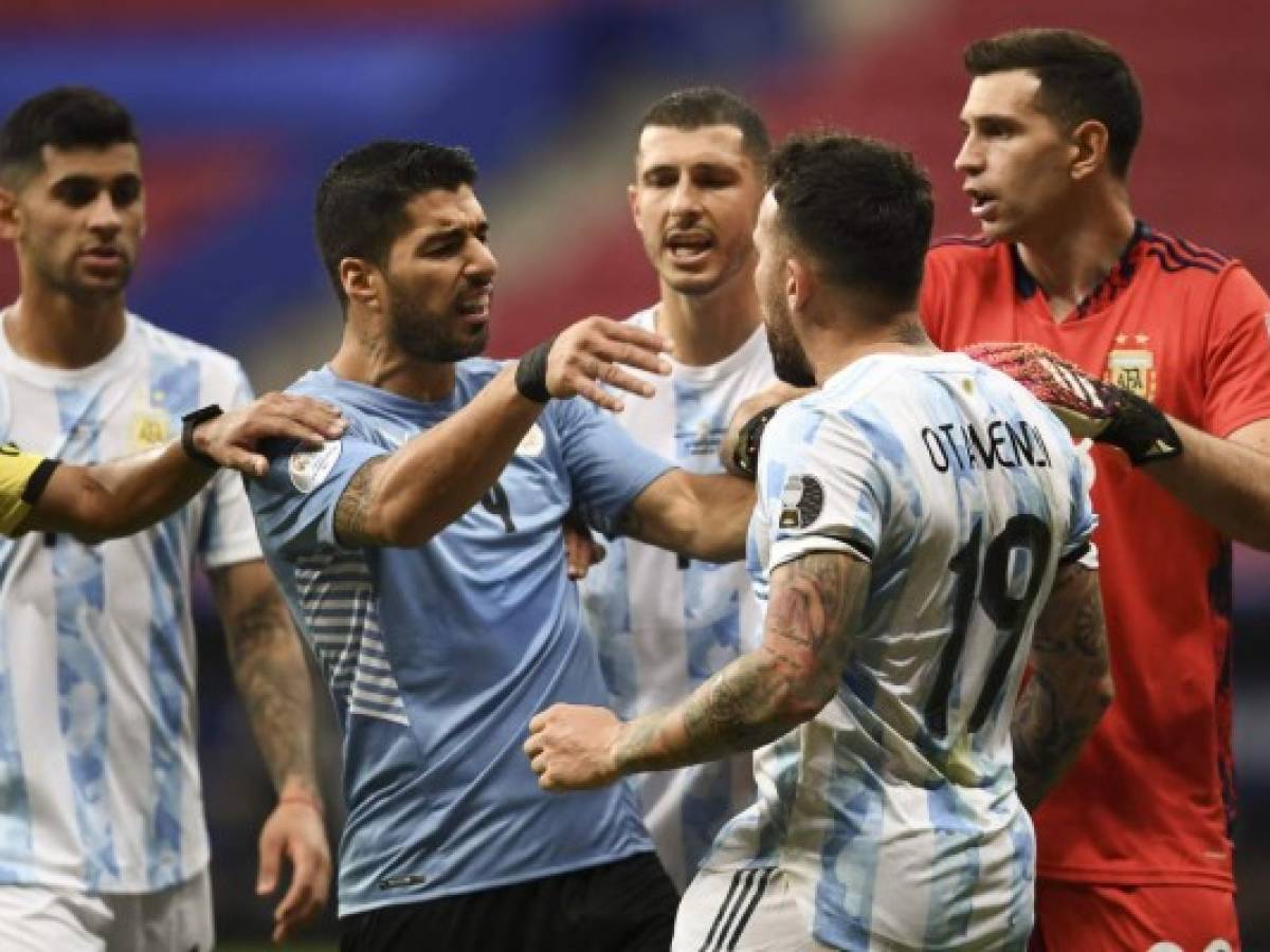 Copa América: Suárez no pudo con Messi en el clásico rioplatense; Chile pena, pero gana