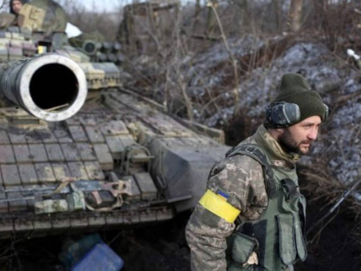 Rusia ataca a Ucrania por tierra, aire y mar mientras civiles intentan huir