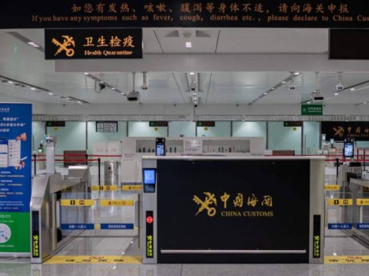 A public health message is seen at a customs area at Daxing international airport in Beijing on January 21, 2020. - The death toll from a new China virus that is transmissible between humans rose to six, the mayor of Wuhan said in an interview with state broadcaster CCTV on January 21, as the World Health Organization said it would consider declaring an international public health emergency over the outbreak. (Photo by NICOLAS ASFOURI / AFP)