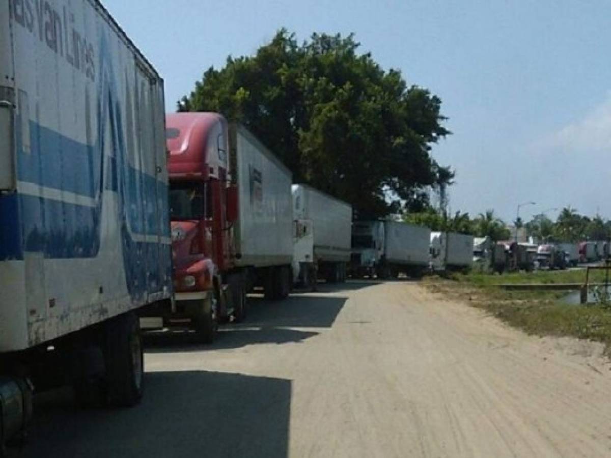 Transportistas guatemaltecos paralizan frontera con El Salvador