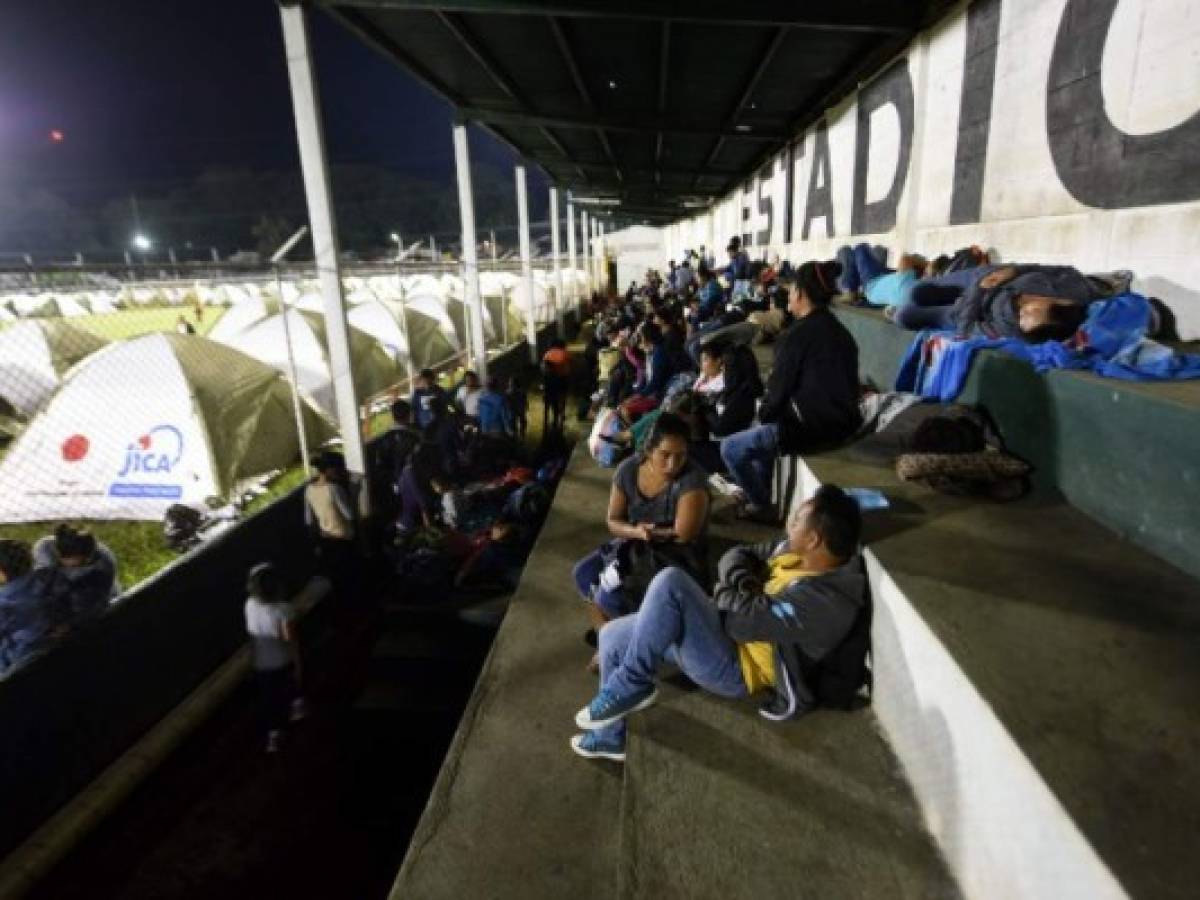 Cientos de residentes en áreas de riesgo adyacentes al Volcán de Fuego fueron evacuados e instalados en carpas en el estadio de fútbol de la sureña ciudad de Escuintla.