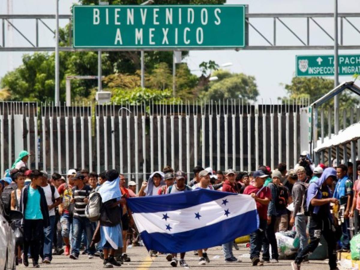 Migrantes centroamericanos lanzan piedras a policías en sur de México