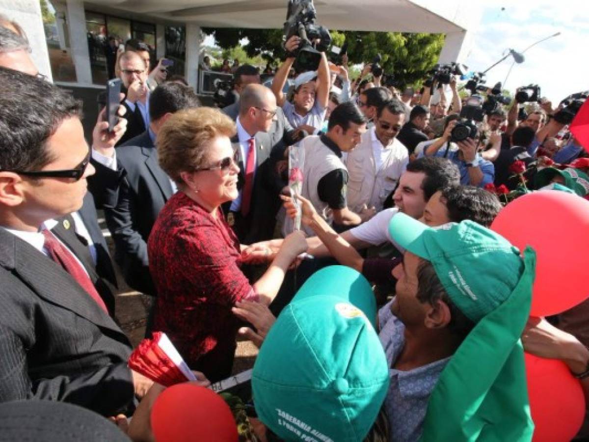 Rousseff deja Brasilia y cierra un capítulo de una crisis