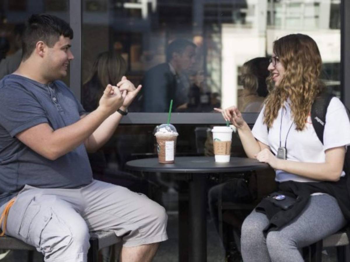 Starbucks abre su primer café en lengua de signos en EEUU