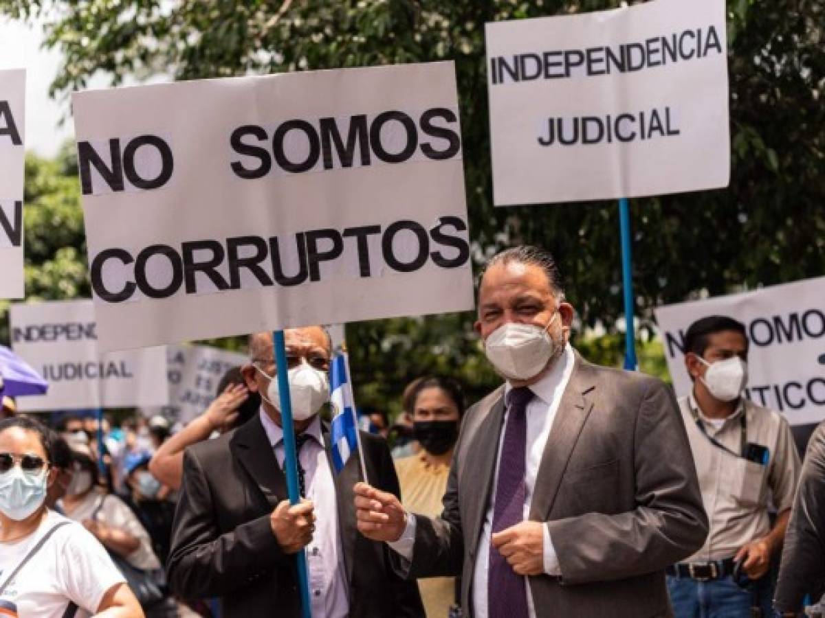 El Salvador: Bukele oficializa 'purga' de jueces y fiscales, en medio de críticas