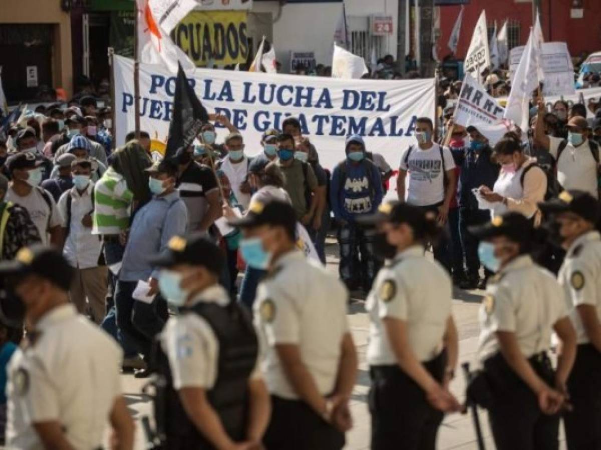 Guatemaltecos piden renuncia del presidente por mal manejo de pandemia