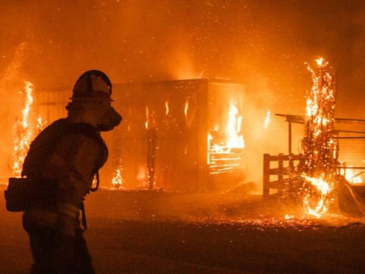 EEUU: Miles abandonan Los Ángeles por incendio