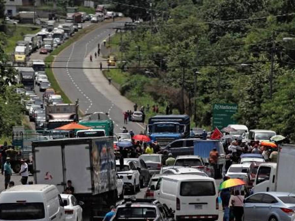 Siguen protestas y bloqueos de vías en Panamá