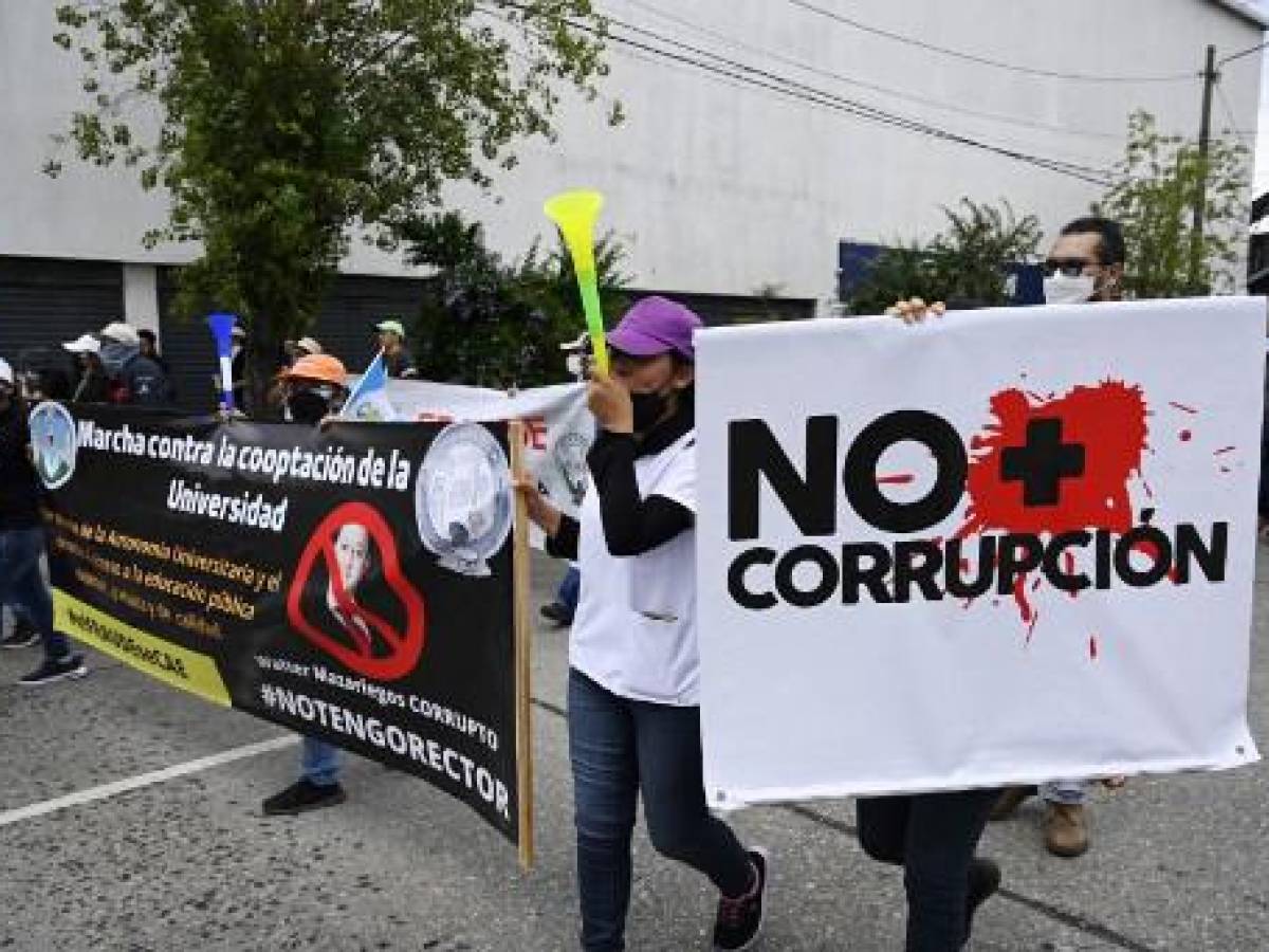 Guatemaltecos marchan contra la corrupción y denuncian fraude en universidad