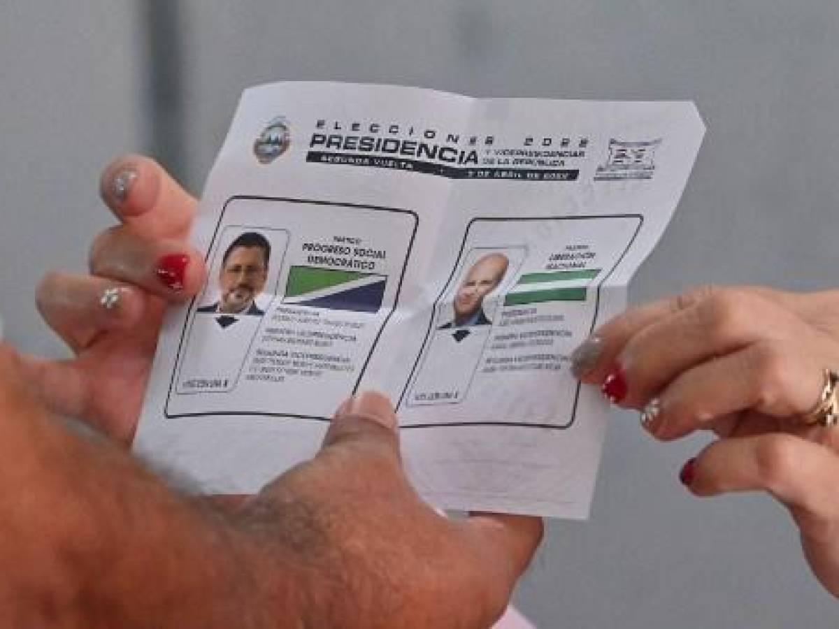 Foto de la papeleta en segunda vuelta de la elección presidencial en Costa Rica (Photo by LUIS ACOSTA / AFP)