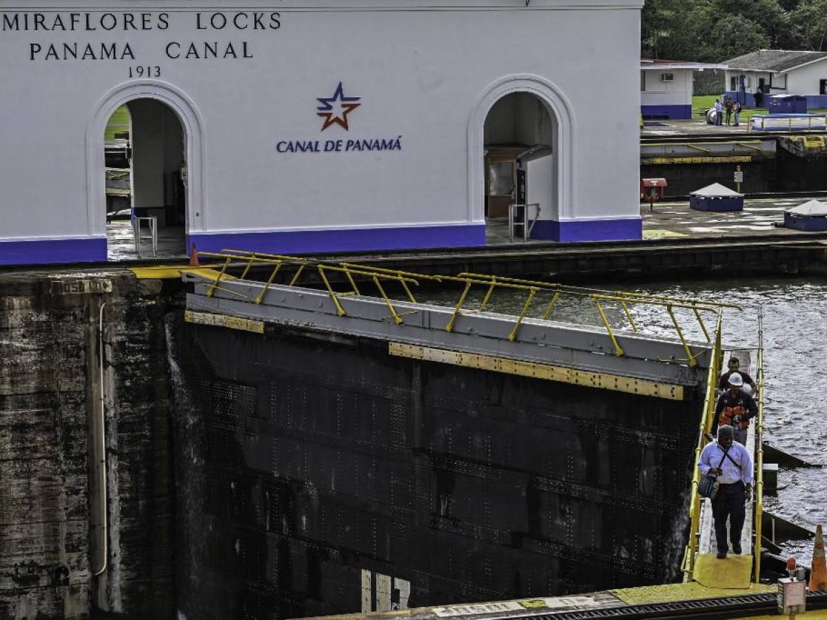 ‘Conato’ de incendio se desata en famosa esclusa del Canal de Panamá