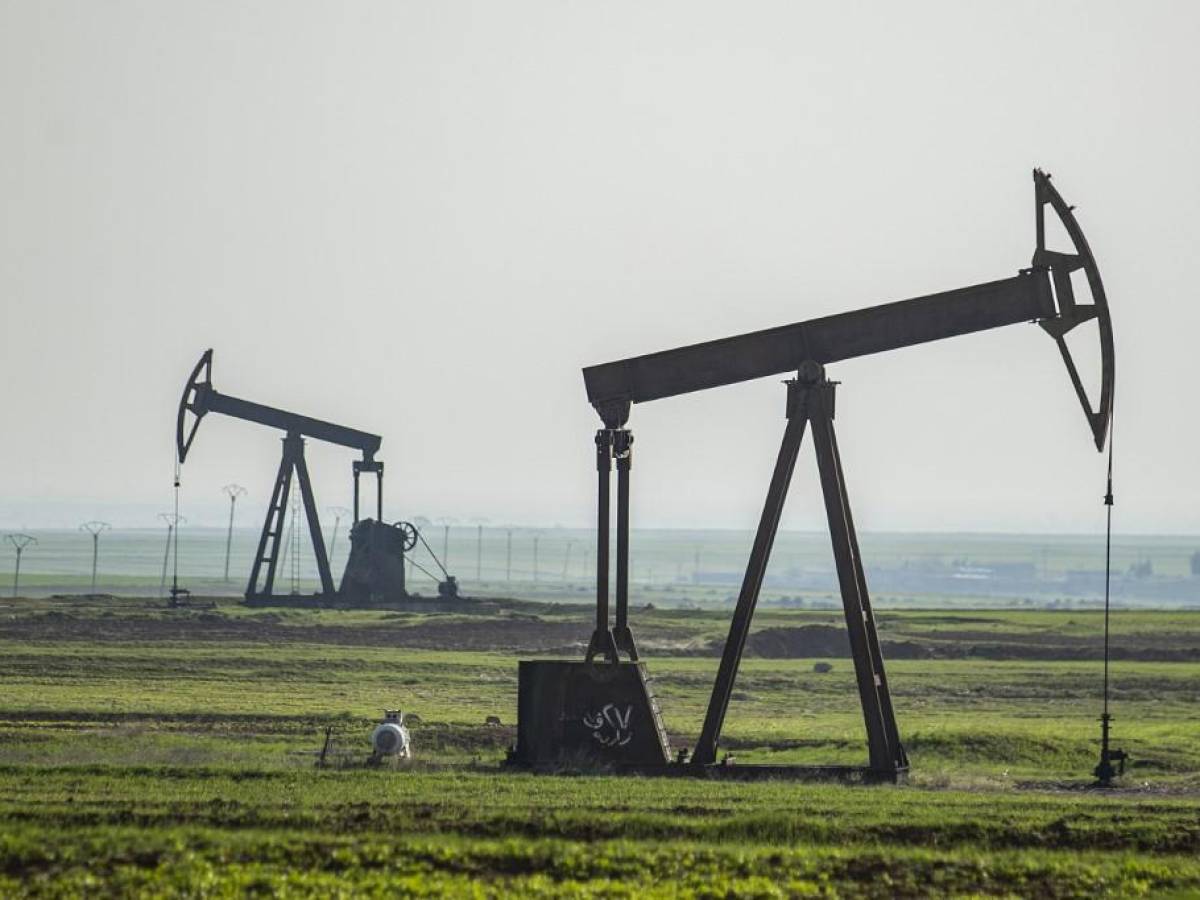 Petróleo vuelve a bajar por temor a que inflación impacte sobre demanda