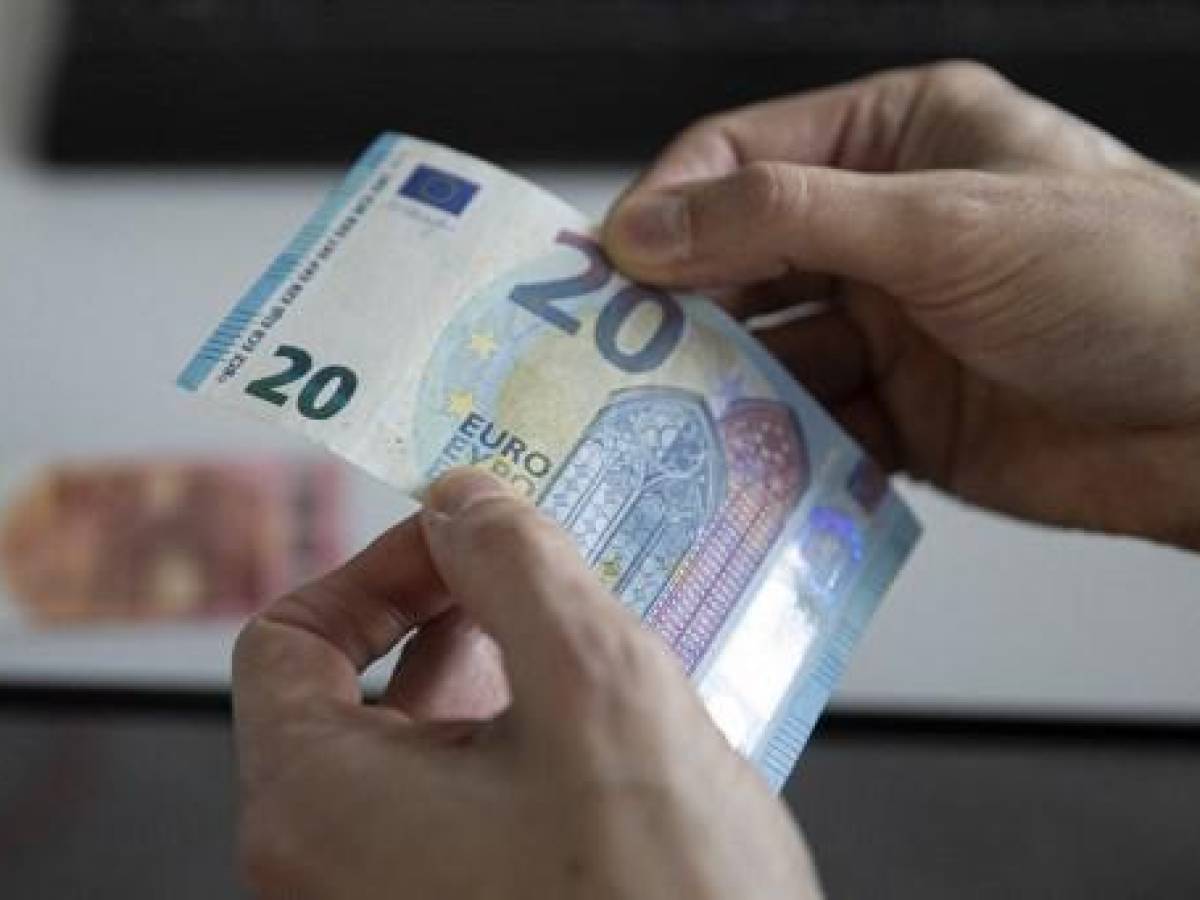 El euro alcanzó la paridad con el dólar por primera vez en dos décadas