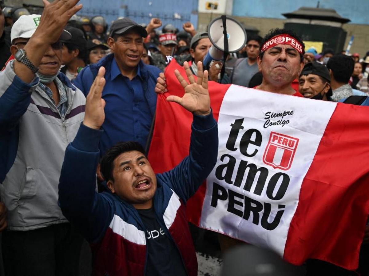 Perú: Pedro Castillo seguirá detenido en medio de protestas y represión