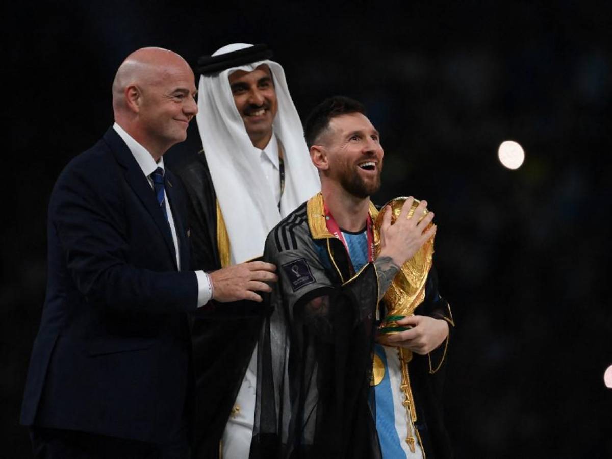 Lo que hay detrás del ‘Bisht’, la capa que usó Messi al levantar la copa