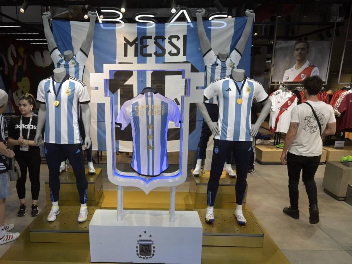 Locura por conseguir camiseta de selección argentina con tres estrellas