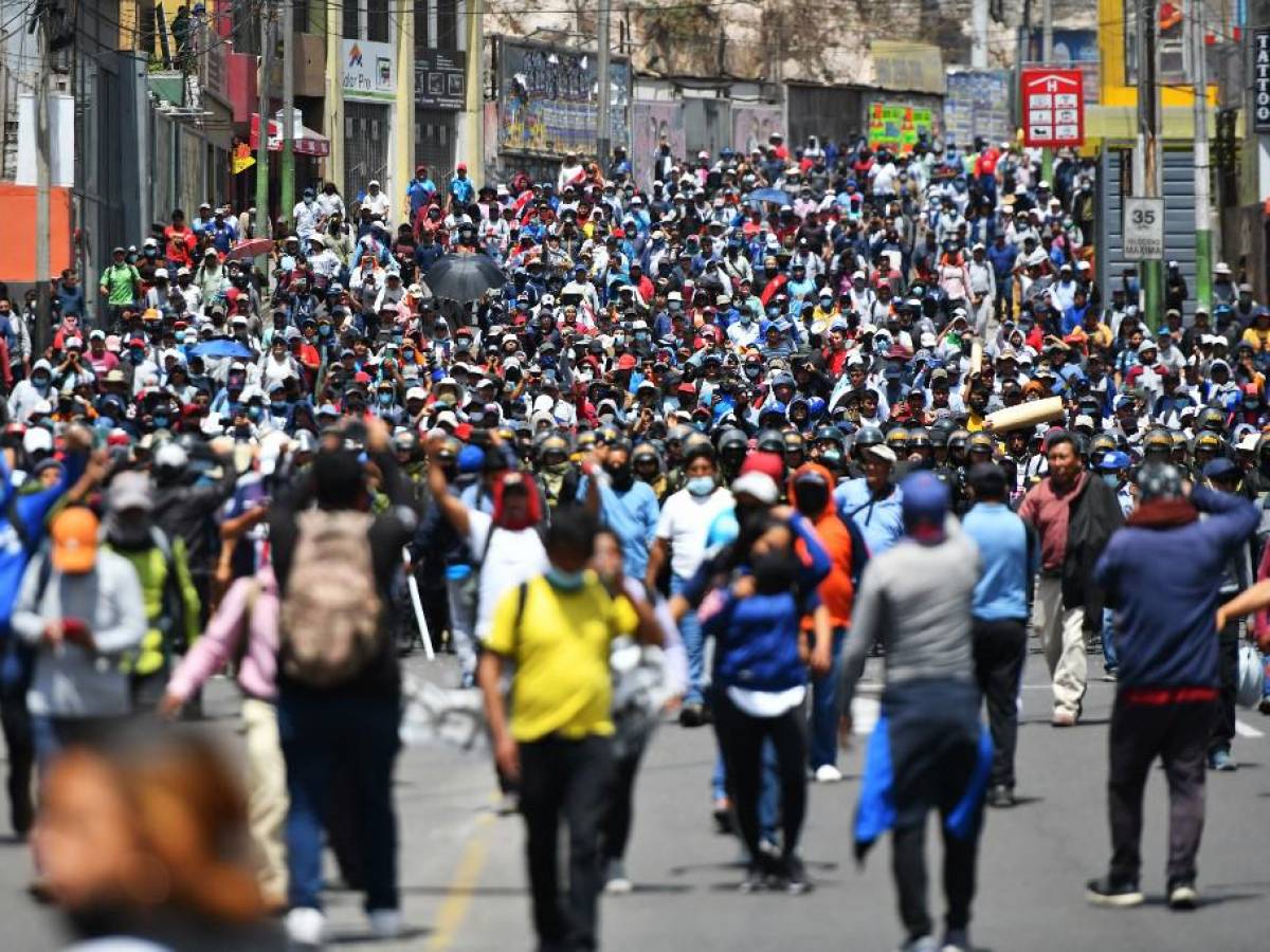 Perú bajo estado de emergencia nacional y propone elecciones para 2023