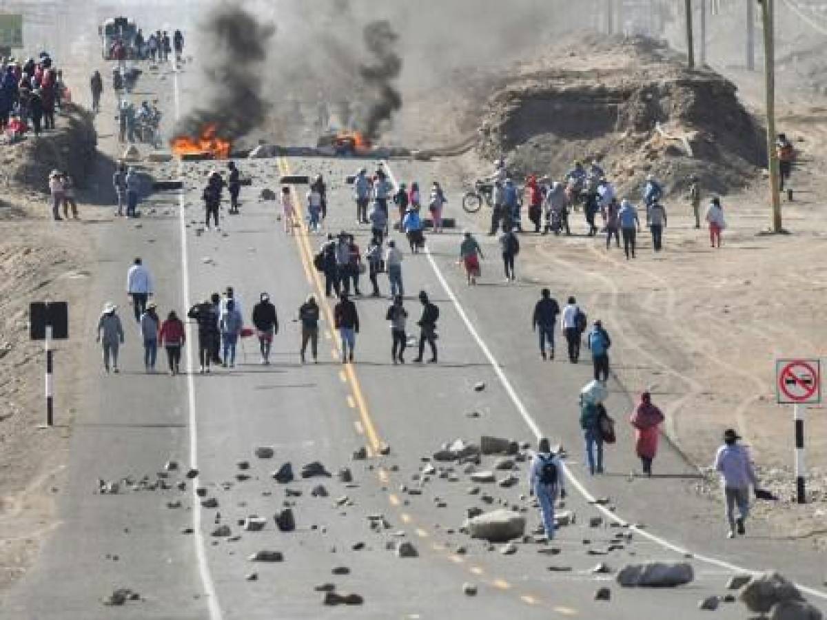 Aumentan bloqueos en Perú en medio de la crisis social y política